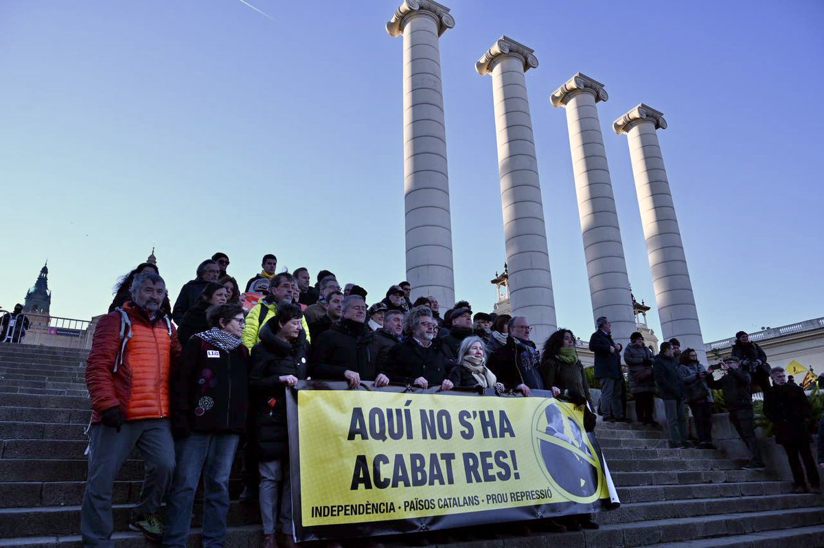 ⬛️⬜️📸 La fotografia conjunta dels representants de les entitats convocants, demostra que l'independentisme de base continua unit i ben viu. Perquè encara hi som. Aquí no s'ha acabat res. #19G #Mobilitzemnos