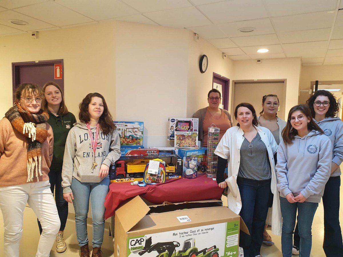 🎄Retour sur Noël à l'hôpital🎄
Grâce à la vente de gâteaux, la tombola, le concert de noël, le pin's et nos partenaires (merci à l'ACEF via la BRED) nous avons récolté 1275€ permettant d'acheter de nombreux cadeaux pour les enfants du service de pédopsychiatrie de Bayeux.🥰