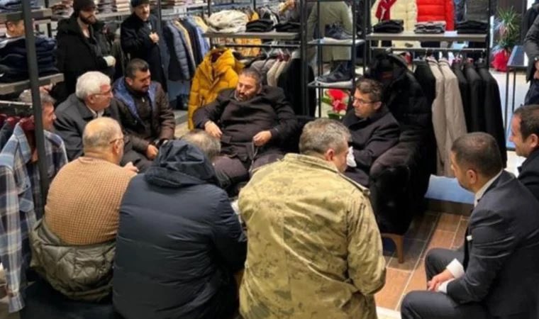 MstSelanik's tweet photo. Elinde tespih olan Binali Yıldırım’ın oğluymuş, solundaki vali, karşısındaki il jandarma komutanı….Şu fotoğraf devletin ne duruma getirildiğinin ispatıdır…. https://t.co/eJb7fLryR3