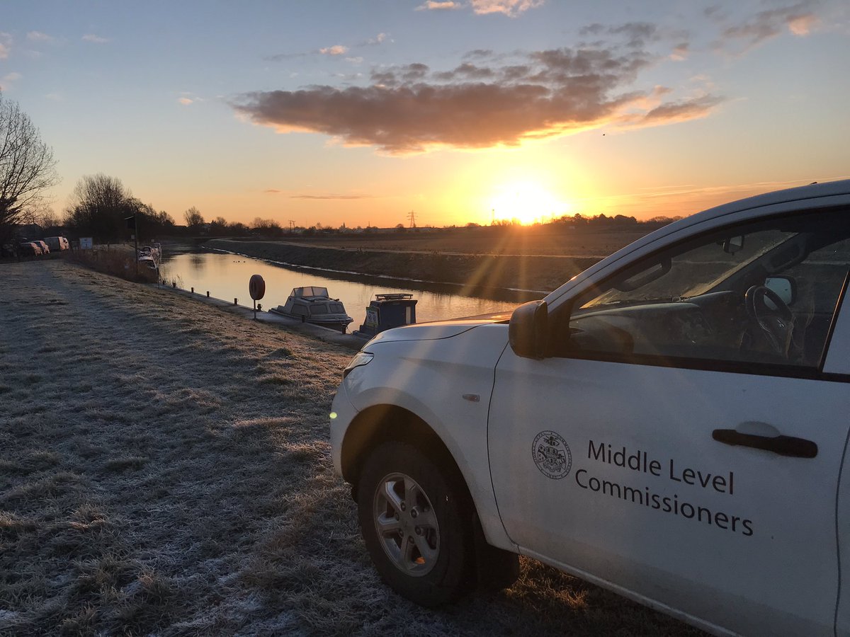 PaulBurrowsy's tweet photo. Stunning morning here in the Middle Level #fens @MLCnavigation #officeworking 😍 https://t.co/ub6RgcqgOv
