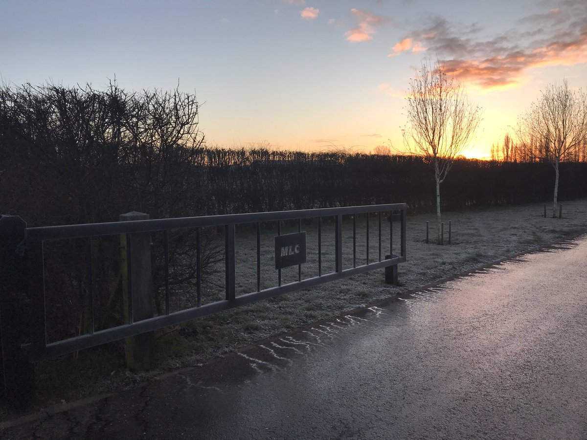 PaulBurrowsy's tweet photo. Stunning morning here in the Middle Level #fens @MLCnavigation #officeworking 😍 https://t.co/ub6RgcqgOv
