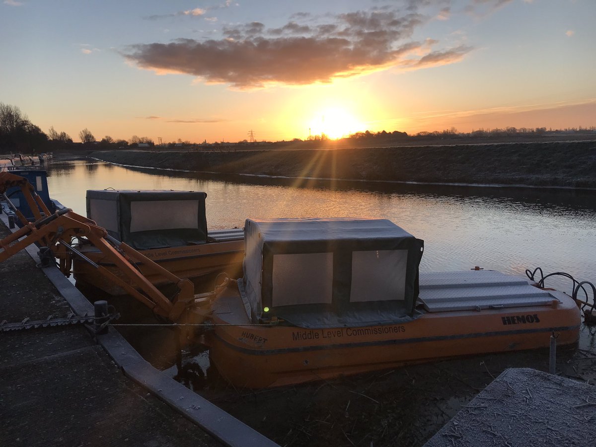 PaulBurrowsy's tweet photo. Stunning morning here in the Middle Level #fens @MLCnavigation #officeworking 😍 https://t.co/ub6RgcqgOv