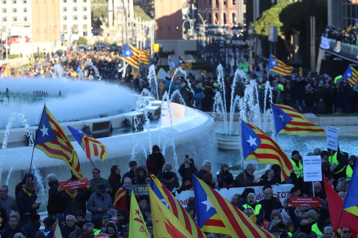 [EN DIRECTE] L’independentisme omple el peu de Montjuïc contra la cimera Sánchez-Macron vilaweb.cat/noticies/cimer…