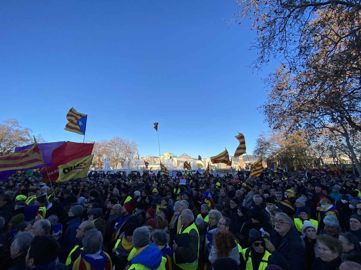cupnacional's tweet photo. ✊🏼Res no acaba avui!

Volien un poble callat i submís, som Països Catalans clamant per la nostra llibertat. Que ho tinguin clar, per molts intents de desactivar-nos, amb taules de diàleg o sortides màgiques, nosaltres seguim en lluita. https://t.co/5PmqGkkEID