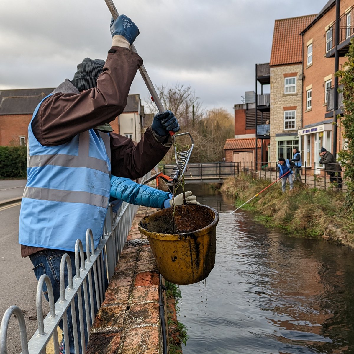 Sleaford's RiverCare team, the River Slea Clean Up group, were out in force on Sunday, with 20 #LitterHeores collecting litter through the town centre, close to the River Slea corridor💙Great skills from volunteers with the extendable poles retrieving items from the river 🙌