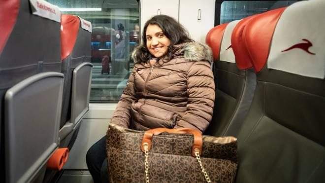 FranAltomare's tweet photo. Qualcuno ci dice se oggi è arrivata? #bidellapendolare https://t.co/2285V6s1X3