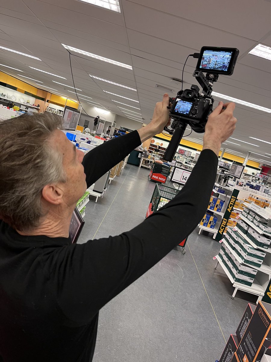 philipbrand's tweet photo. Voor de jaarlijkse Aftrap van @SFGnl deze week op pad, kris kras door het land om filmpjes op te nemen met onze bevlogen en misschien wel prijswinnende collegaβs. Een feestje, ondanks de urenlange ritten in de auto. @TwinningMedia hanteert de camera, ik de microfoon. #goedteam https://t.co/55iN9RISVx