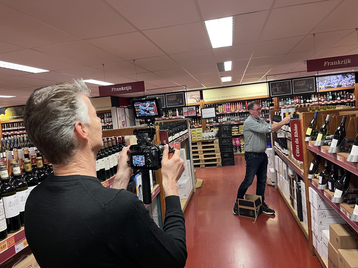 philipbrand's tweet photo. Voor de jaarlijkse Aftrap van @SFGnl deze week op pad, kris kras door het land om filmpjes op te nemen met onze bevlogen en misschien wel prijswinnende collegaβs. Een feestje, ondanks de urenlange ritten in de auto. @TwinningMedia hanteert de camera, ik de microfoon. #goedteam https://t.co/55iN9RISVx