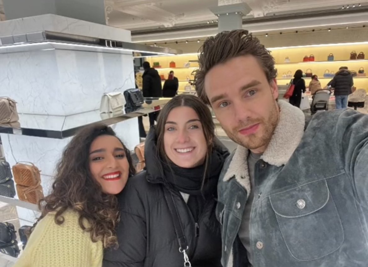 updatingljp's tweet photo. 📸 @LiamPayne with fans recently in London. 

via saragreco2 on TikTok. https://t.co/gxZpKghXc5