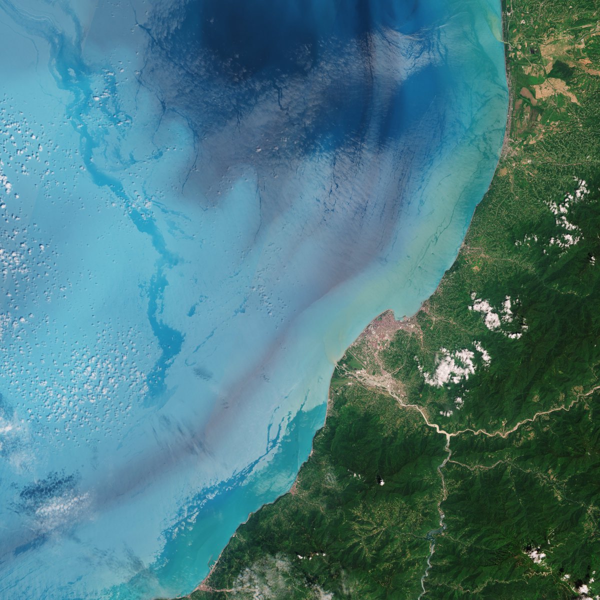 esa: RT @ESA_EO: New year, new quiz coming! 

This is the FINAL episode of the #WhereOnEarth quiz as you know it - a new one will come soon😆

You will see 3 images: One of them is of a glacier, one of a city and one of an entire country.
Can you gues…