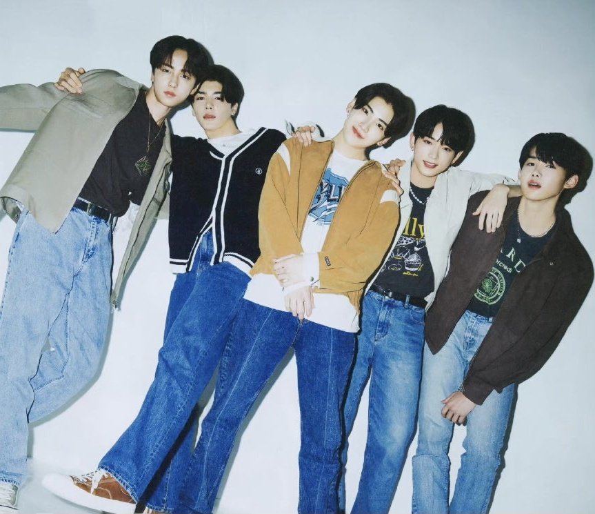 BinieeeL's tweet image. The cutest photo sequence you've ever seen today 😭 #andTEAM