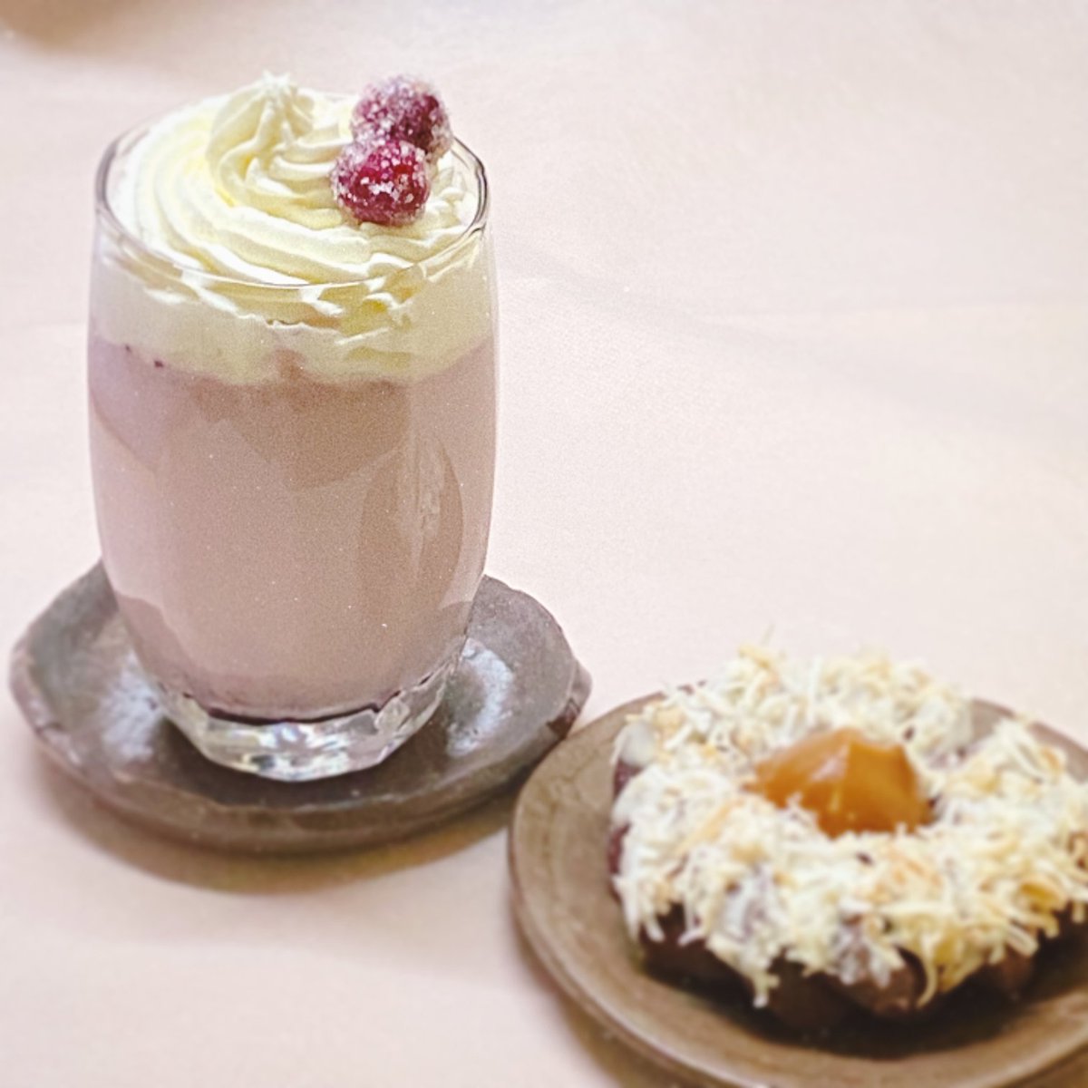 * クランベリーラテ Cranberry Latte *

くすみピンクのかわいい飲みもの
おともはミスドのノワドココ

《材料》
クランベリーソース 20g
無糖アーモンドミルク 130g
無糖オーツミルク 100cc
生クリーム 50g (砂糖 4g)
クランベリーの砂糖漬け

#エオルゼア調理部 #twitter製菓部 #料理