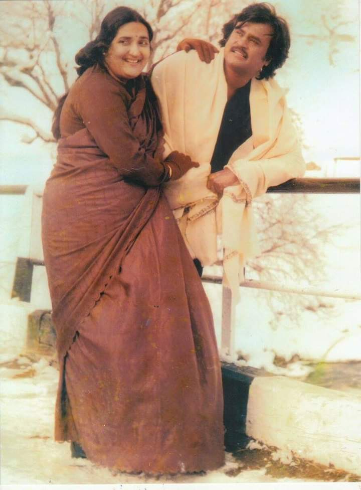 Rare pic of #Rajinikanth with #LathaRajinikanth from the sets of #Velaikkaran 😍🎬✨
#Jailer #ThamizhPadam