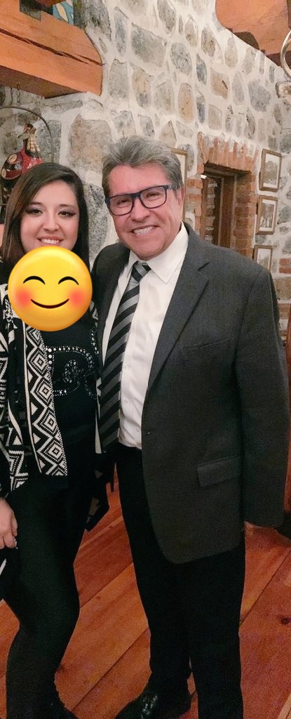 Hoy agradezco que m pongan personas en el camino de este tipo 
Para cuando las necesite y halla personas que se pasen de verga queriéndome intimidar y haciéndome daño yo recurra a este tipo de personas! 
Amigo gracias por la foto Senador de la república mexicana!