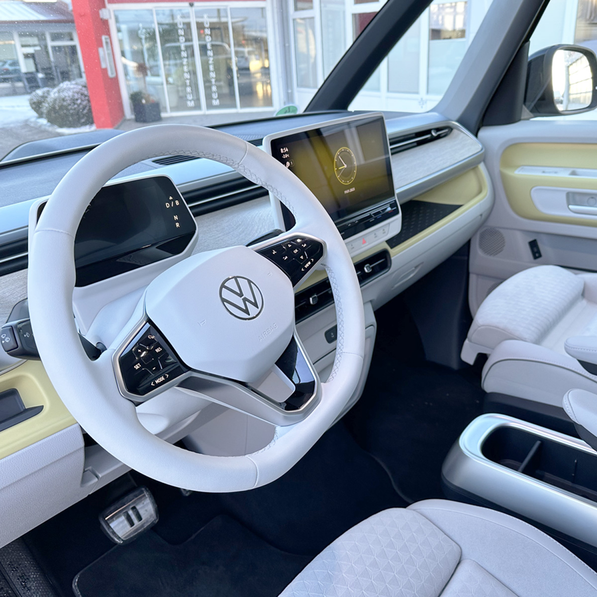 Paravan_Mobil's tweet photo. Der neue VW ID Buzz bei uns im PARAVAN Mobilitätspark 😍 Unsere Techniker nutzten die Gelegenheit, um mögliche Umbaumaßnahmen des E-Bulli für Menschen mit Handicap zu prüfen. Das Ergebnis: Vieles ist möglich! #vwbus #vwidbuzz #VolkswagenWayToZero #idbuzz #ebulli #mobilityforlife https://t.co/2enwxr7Voz