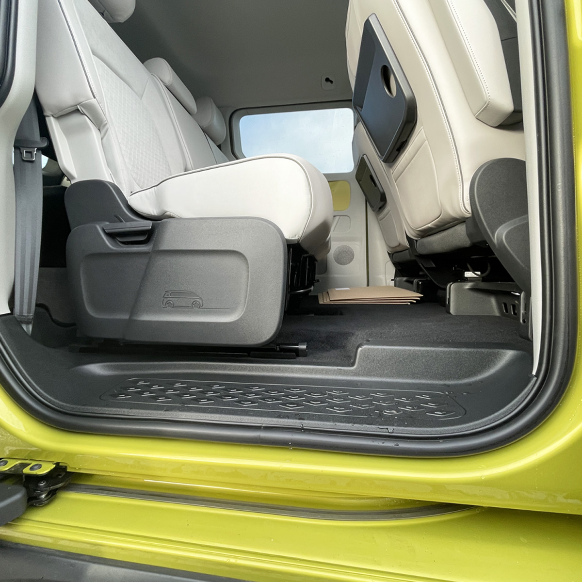 Paravan_Mobil's tweet photo. Der neue VW ID Buzz bei uns im PARAVAN Mobilitätspark 😍 Unsere Techniker nutzten die Gelegenheit, um mögliche Umbaumaßnahmen des E-Bulli für Menschen mit Handicap zu prüfen. Das Ergebnis: Vieles ist möglich! #vwbus #vwidbuzz #VolkswagenWayToZero #idbuzz #ebulli #mobilityforlife https://t.co/2enwxr7Voz