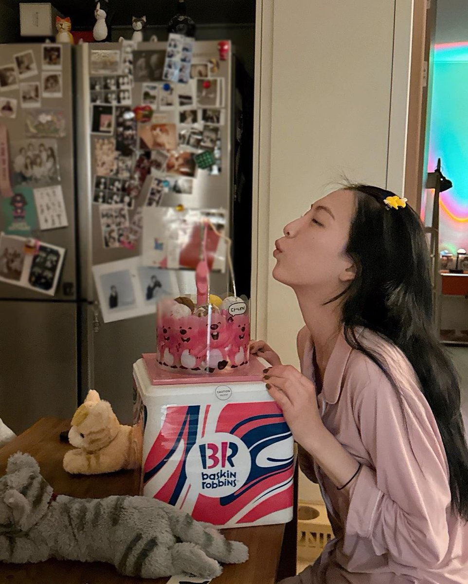 serenefiIms's tweet photo. jiyoung has the photoshopped pic on her fridge 🥹OT6 forever ❤️ https://t.co/OWYKkib5OR