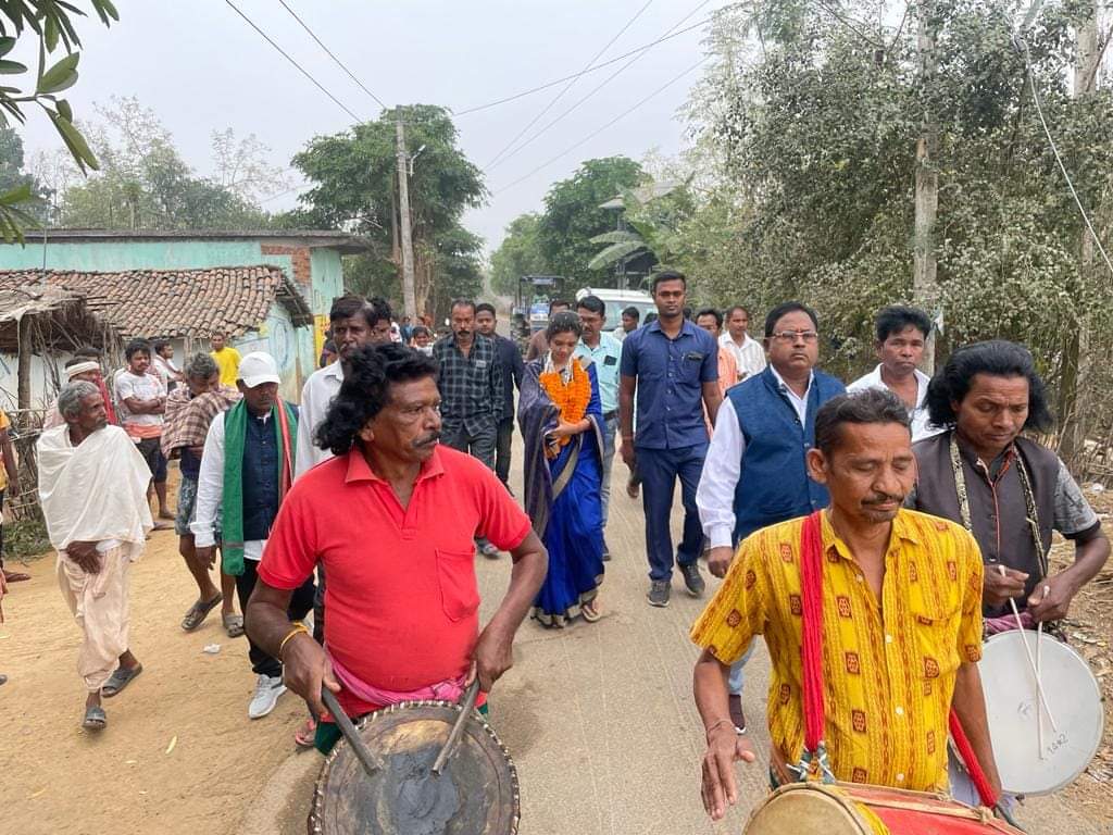 Barsha_bariha's tweet photo. ଆଜି ପଦ୍ମପୁର ନିର୍ବାଚନ ମଣ୍ଡଳୀ ରାଜାବୋରାସମ୍ବର ବ୍ଳକ ଡ଼ଙ୍ଗାଘାଟ ପଞ୍ଚାୟତ କୁମୁନିବାହାଲି ଏବଂ ପଥୁରୀ ଗ୍ରାମରେ ଭବ୍ୟସ୍ୱାଗତ ସମ୍ବର୍ଦ୍ଧନାସଭାରେ ଯୋଗଦାନଦେଇ ଗ୍ରାମବାସୀଙ୍କ ସୁଖଦୁଃଖରେ ସାମିଲହୋଇ ସୁବିଧାଅସୁବିଧା ବୁଝି ବିଭିନ୍ନ ସମସ୍ୟା ଉପରେ ଗ୍ରାମବାସୀଙ୍କ ସହିତ ଆଲୋଚନାକରି ଶୀଘ୍ର ସମସ୍ୟା ଗୁଡିକର ସମାଧାନ ପାଇଁ ପ୍ରତିଶୃତି ଦେଲି https://t.co/yYFbbbtZRx