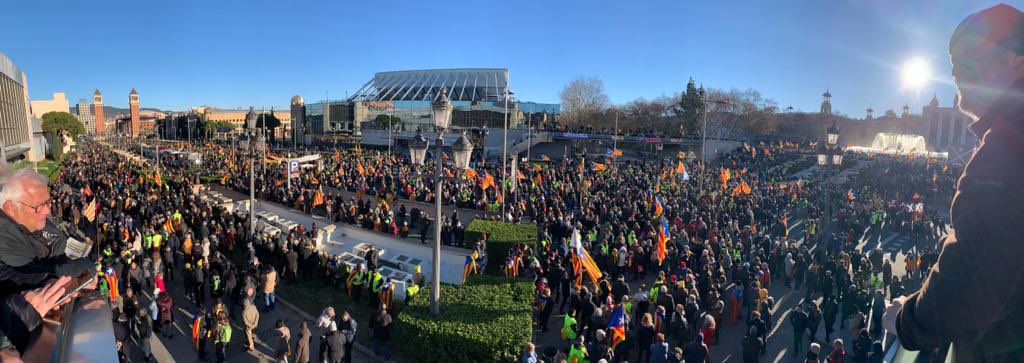 ⬛️⬜️📢Huge success of the unitary pro-independence protest against the 🇪🇸-🇫🇷 summit in Barcelona today. We showed the world once more that -contrary to what the Spanish government wants to believe- the Catalan pro-independence movt is still standing strong. #19G