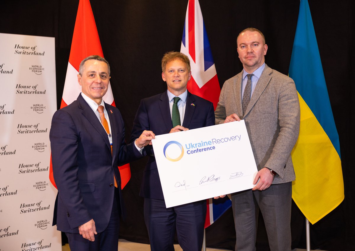 EDA_DFAE's tweet photo. Von Lugano 🇨🇭 nach London 🇬🇧
Am #WEF23 fand gestern die Übergabe der Ukraine Recovery Conference statt.
Die #LuganoPrinciples sollen dabei als symbolischer Kompass für den Wiederaufbau der #Ukraine 🇺🇦 dienen. #URC2023
Mehr dazu 👇
https://t.co/6xyXIDMYNz https://t.co/J5mAMeNYJz