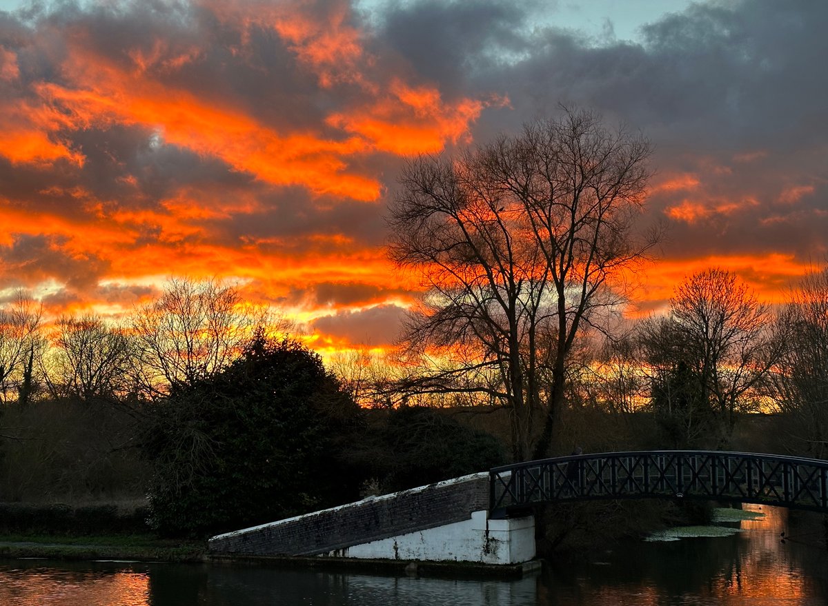Just amazing sunset the other evening over the Grand Union Canal. Gone in minutes! 🇬🇧 #grandunioncanal #canal #london #westlondon #mysecretlondon #mylondon #shotoniphone #canalrivertrust #inlandwaterways #nature #naturephotography #naturelovers #canalbridge #architecture