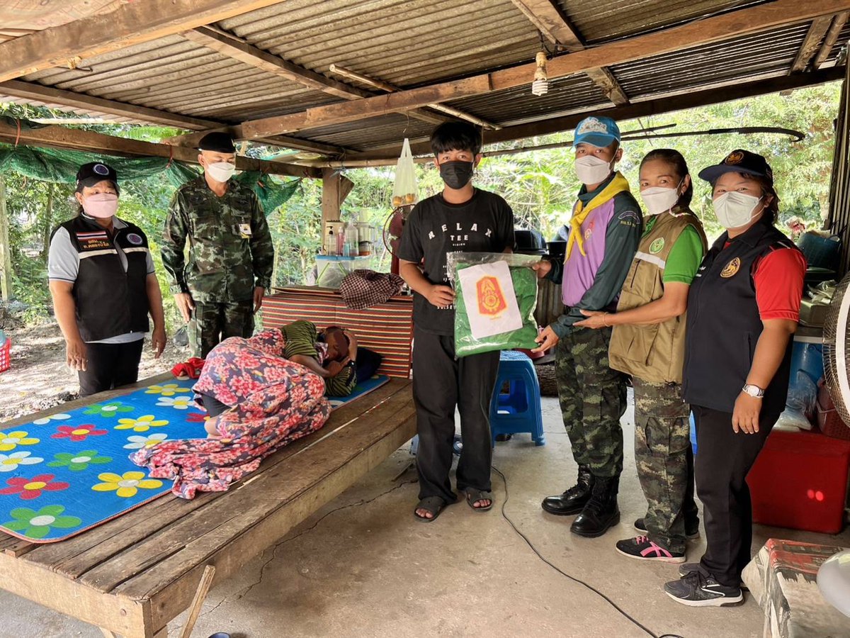 1st_Army_Area's tweet photo. "จิตอาสา มอบผ้าห่มกันหนาว ให้กับประชาชน"

เมื่อวันที่ 19 ม.ค. 66 
พล.ร.2 รอ. โดย ร.12 พัน.3 รอ. จัดจิตอาสาของหน่วย #มอบผ้าห่มกันหนาว ให้กับผู้สูงอายุ ผู้ป่วยติดเตียง และประชาชน ในพื้นที่อำเภออรัญประเทศ จ.สระแก้ว
#กองทัพภาคที่1 https://t.co/lHOWEZpzU4