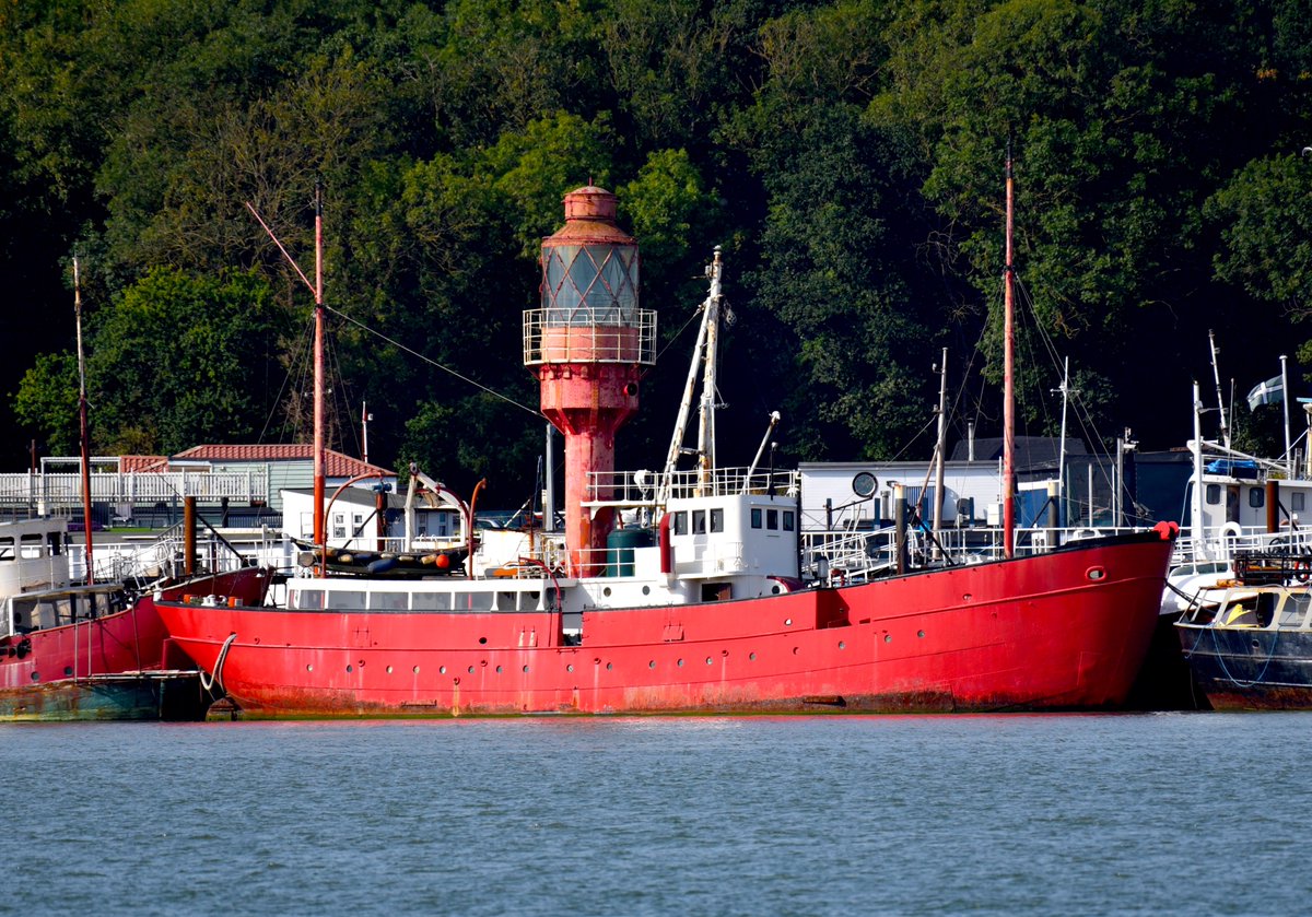 Lightship LV 80 was on station between 1914-1977 and is moored at Port Werburgh. She is now a houseboat. @BrianFloca #BrianFloca #Lightship #MaritimeHeritage #ShipsInPics #Shipspotting #Ships #Maritime #Schiffe #bootjeskijken #Schip #船 #PortWerburgh #Upnor #Medway #RiverMedway