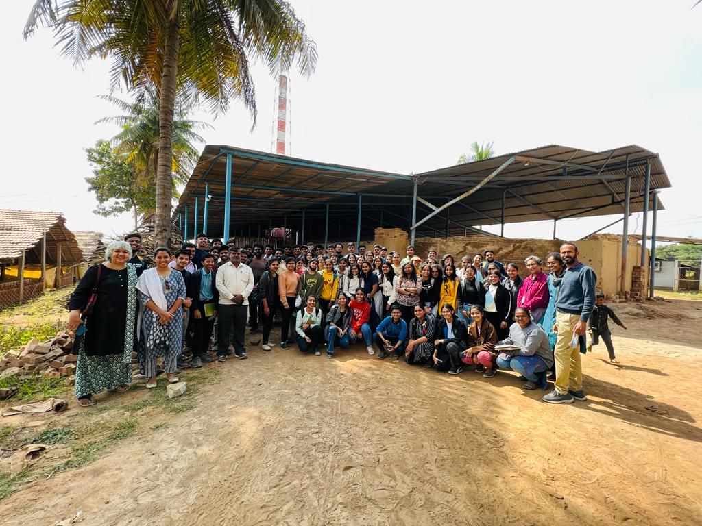DSCA81051717's tweet photo. Dayananda Sagar College Of Architecture (DSCA), Bengaluru presents:
1st year students & faculty visit to a brick kiln factory
#InTheProcessOfLearning
#DayanandaSagarCollegeOfArchitecture
#SitevisitForFirstSemesterFirstOfTheManyToCome
#DSCA https://t.co/cgc69wzYc7
