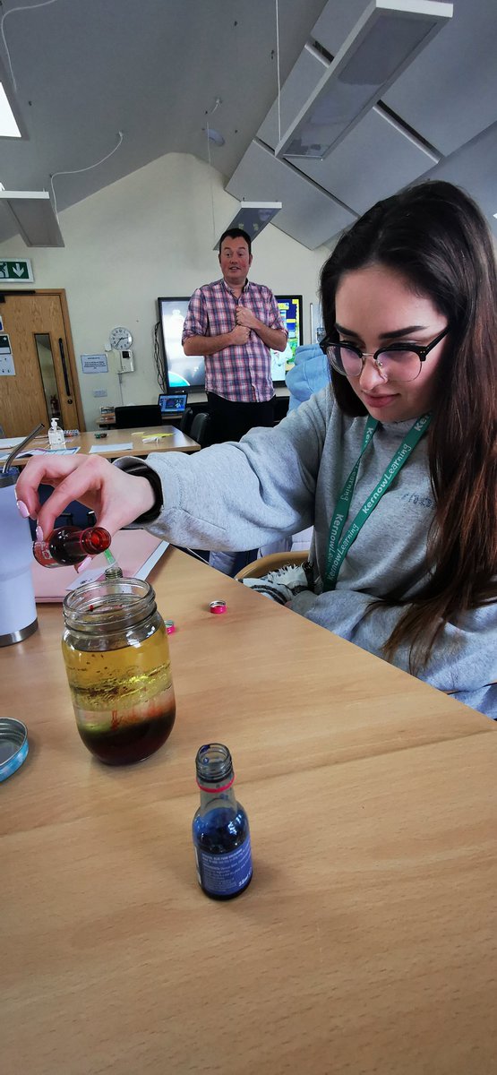 Kernow_ITE's tweet photo. Our trainees had a Science session with Simon Rowe, where they learned how to make lava lamps - we thought they did really well!!  
Interested in training to become a primary teacher, whilst living in Cornwall? 
Website: https://t.co/RbKFgESgax
#TrainToTeach  #GetintoTeaching https://t.co/y3VSN2FngW