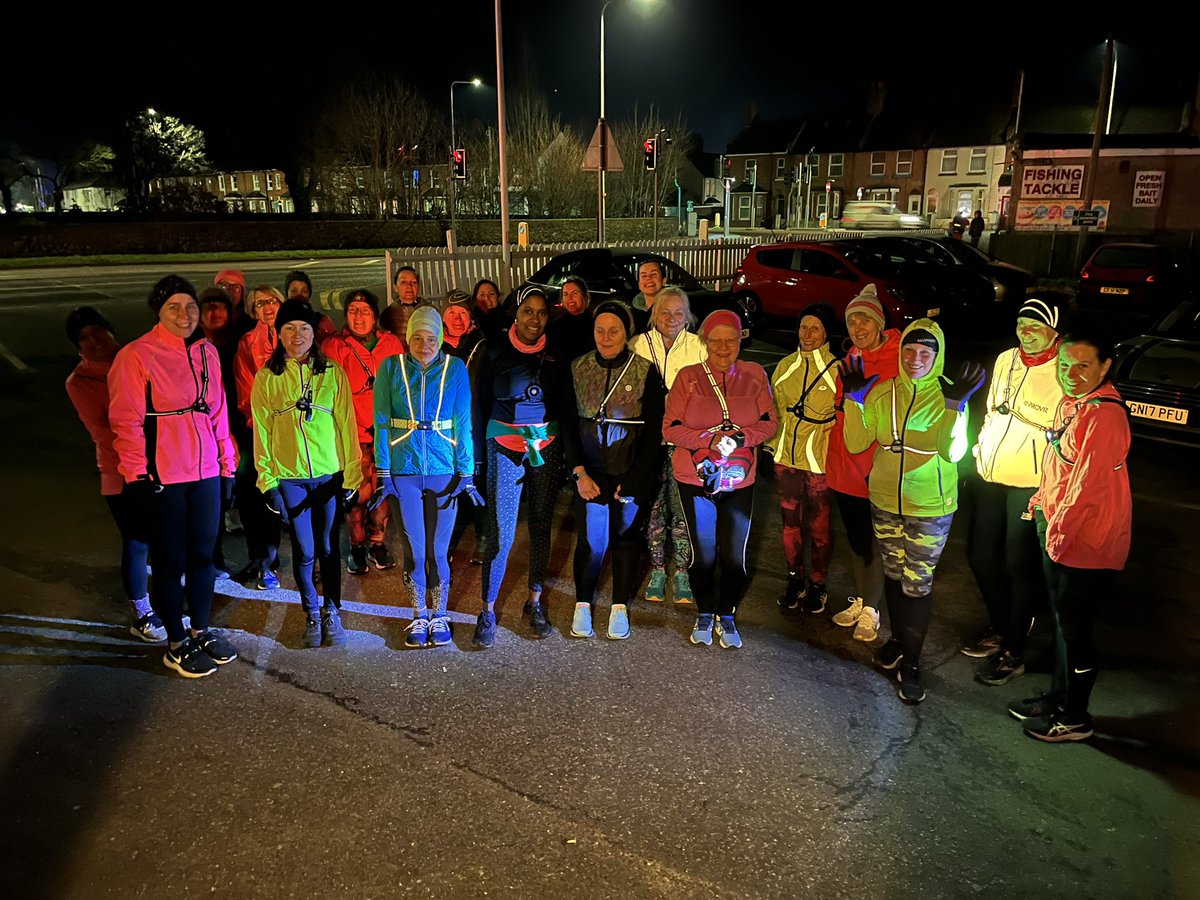 Big well done to our Wednesday night crew braving the cold last night! ❄️ Lots of bright colours keeping it cheerful as always! #besafebeseen @RunTogether_