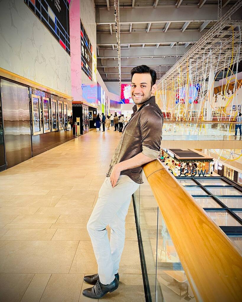 Mall-ing around and making memories. #malladventures #malloutfit #jioworlddrive #aakaashgupta #casualoutfit #dayout #shoppingday #model #fashion #goodtimes #dayoutfun #explore #exploremore #actor #instagram instagr.am/p/CnmXlONPfiJ/