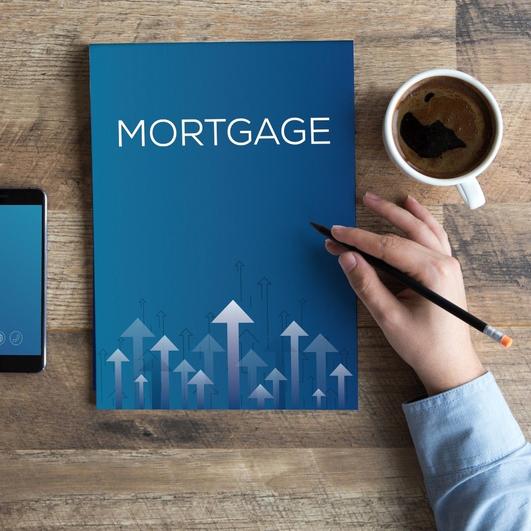 AuctionMediaAMG's tweet photo. According to @MBAMortgage, the demand for mortgages declined by 13.2% by the end of 2022 as interest rates started to rise once more.📈

The average contract interest rate for 30-year fixed-rate mortgages jumped to 6.58% from 6.34%.🚀

#RealEstate #Analytics #Mortgage https://t.co/7pZM5ujjFD
