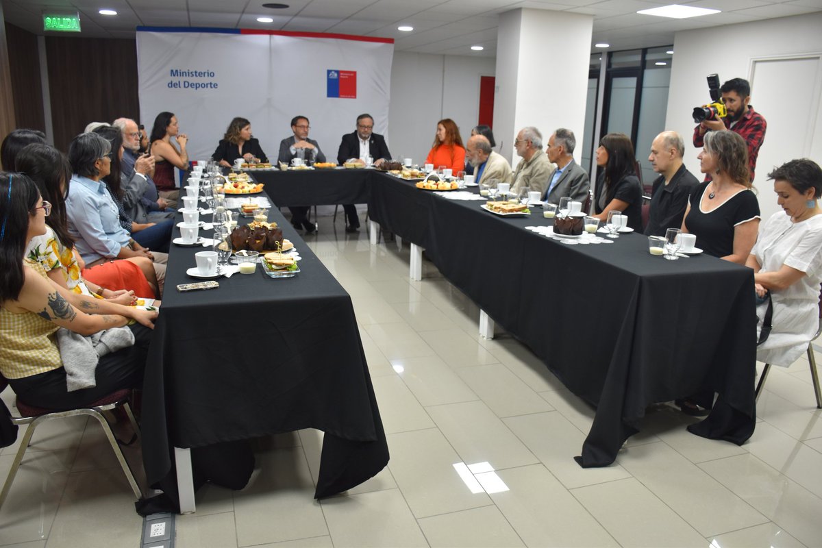 AntoIllanesR's tweet photo. Con un desayuno recibimos en el Estadio Nacional a los artistas ganadores del proyecto "Camino de la Memoria". 

Esta es una iniciativa artística que conmemora los 50 años del golpe militar y los Juegos @santiago2023 https://t.co/DWKsa7ExQl