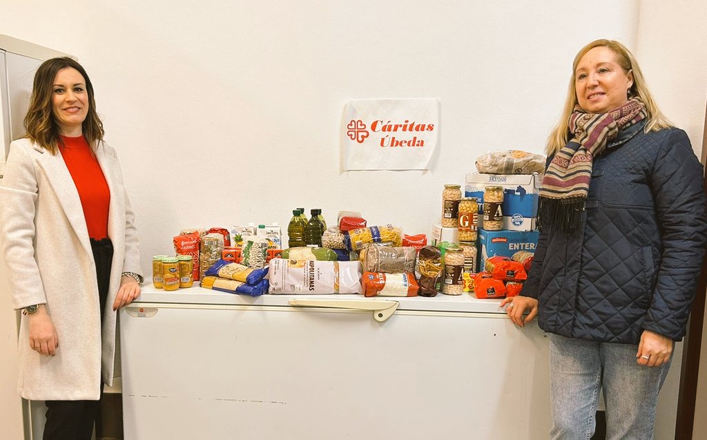 CARIDAD | Ayer miércoles nuestra V. de Caridad junto con la <a href="/Cof_Expiracion/">Cofradía Expiración</a> hizo una nueva entrega a <a href="/_CARITAS/">Cáritas Española ✳️</a> de los alimentos recogidos en la Stma. Trinidad durante estas fechas. La campaña continúa. Tu ayuda cuenta👌#Úbeda #Borriquillo23