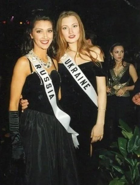 hsntarih's tweet photo. 📸 "Miss Universe 1996" Rus ve Ukraynalı yarışmacılar 💔 

#Tarih https://t.co/NHSSJhtYVL