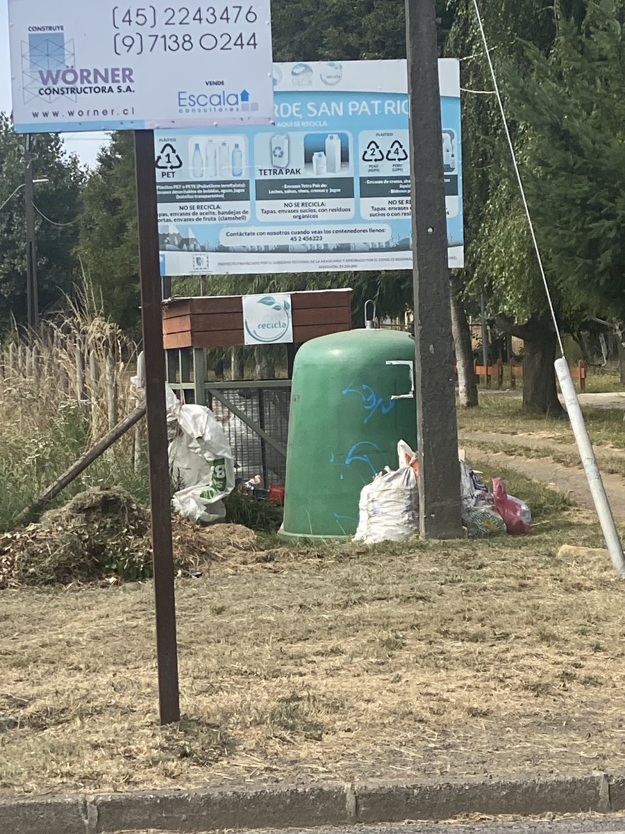 RVidelaCooper's tweet photo. Punto verde San Patricio, Vilcun de Que sirve intentar reciclar si la municipalidad no se preocupa de retirar??? https://t.co/G9lArhM4i4