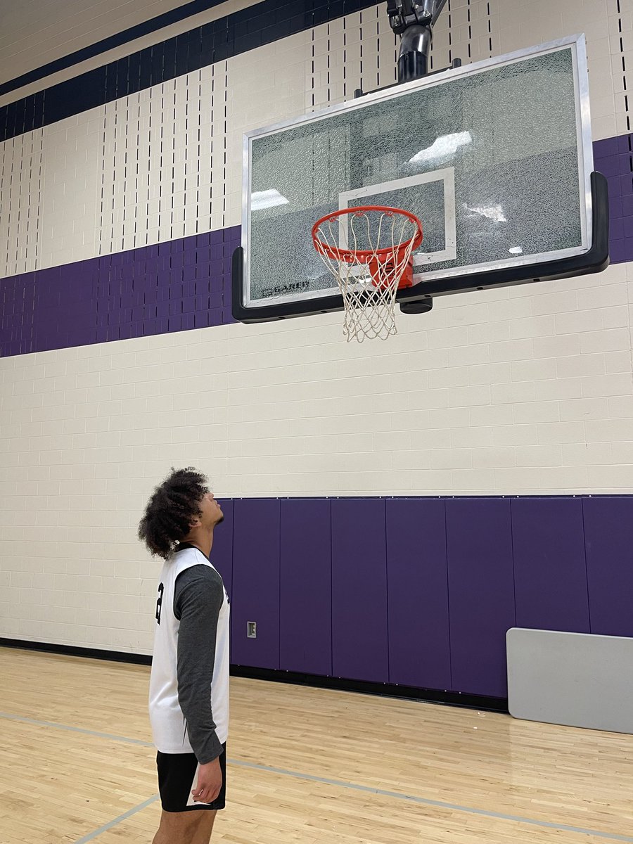 IHSKnightsBBall's tweet photo. Well… there’s something you don’t see every day! I think the picture speaks for itself. https://t.co/glTzDOvg9K