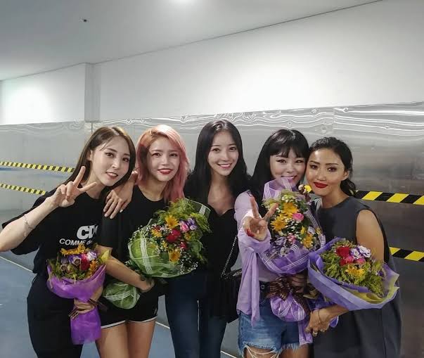 MINARIHWASA's tweet photo. MAMAMOO'S 5TH MEMBER (REAL) 🥺

#SOLAR #MOONBYUL #WHEEIN #HWASA 
#마마무 #MAMAMOO https://t.co/Qb53KAbzvA