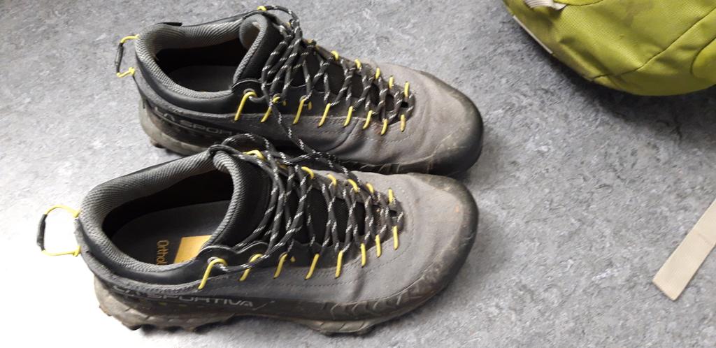 #MECFSimBundestag
das sind nicht die Schuhe meiner Schwester. Ihre Schuhe sind sauber und stehen seit 20 Jahren im Schrank. Sie kann das Haus nicht mehr verlassen. Sie leidet seit 35 Jahren an ME/CFS. Wieder einmal hoffen wir, dass Lösung für Versorgung und Heilung gefunden wird.
