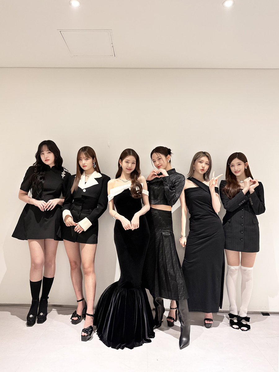 IVEstarship's tweet photo. 📸
제32회 #서울가요대상

IVE가 제32회 서울가요대상에서
본상, 최고음원상 을 수상하였습니다 🏆🏆

2023년, 
IVE가 힘차게 나아갈 수 있도록
행복한 시작을 만들어 주신
DIVE 여러분 항상 감사드립니다 💕

#IVE #아이브 
#SeoulMusicAwards https://t.co/E9GIPIi42V