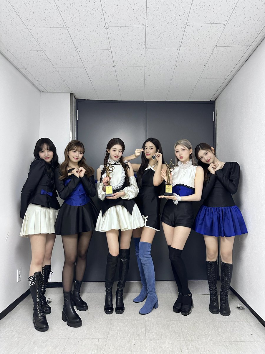 IVEstarship's tweet photo. 📸
제32회 #서울가요대상

IVE가 제32회 서울가요대상에서
본상, 최고음원상 을 수상하였습니다 🏆🏆

2023년, 
IVE가 힘차게 나아갈 수 있도록
행복한 시작을 만들어 주신
DIVE 여러분 항상 감사드립니다 💕

#IVE #아이브 
#SeoulMusicAwards https://t.co/E9GIPIi42V