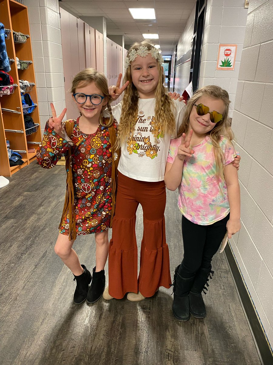 krislitzjohnson's tweet photo. We are all a piece of the puzzle! Today we are showing Peace ☮️ and Love ❤️ @HumbleISD_WHE for #bethechangeweek ✌🏼✌🏼✌🏼 https://t.co/bEeTaRpRqB