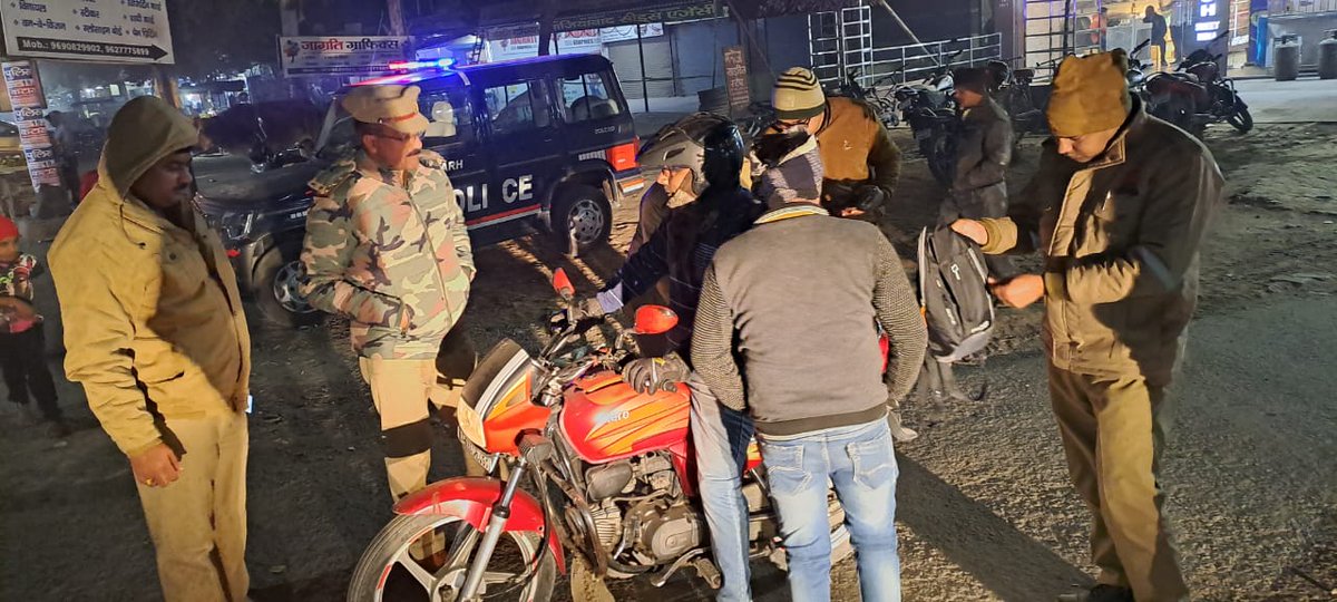 aligarhpolice's tweet photo. #SSP_Aligarh श्री कलानिधि नैथानी के निर्देशन में #ऑपरेशन_शुद्धी के तहत~ 
"सार्वजनिक स्थानों पर अनाधिकृत रूप से शराब का सेवन करने, रंगबाजी दिखाने,स्टंट दिखाने वालों के विरुद्ध कार्यवाही लगातार जारी है .."
#AligarhPolice https://t.co/Y63ujm8yN7