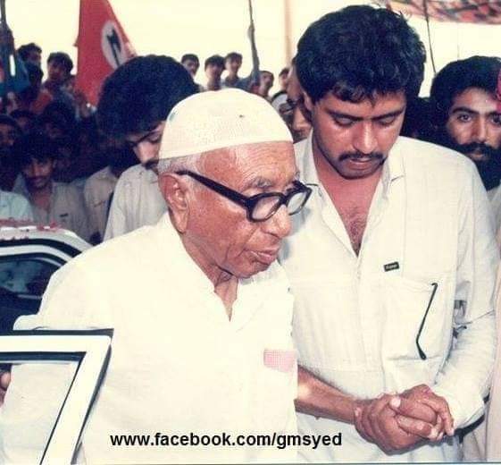 JSQMBashir_Khan's tweet image. مون آزاديءَ جي سَئن هنئي،
مون لاٿا طوقَ غلامن جا،
هي گيت هُيا يا جادو ها،
زنجير ٽُٽا ايامن جا!
سڀ موتي سمجهي چونڊن ٿا،
اڄ ڳوڙها مُنهنجي دامن جا،
مان ڏوهي هان، مان ڏوهي هان…!

شيخ اياز
#TributeToSainGMSayed
@BradSherman @POTUS
@SheeraziSalman1 @BurdiAdv