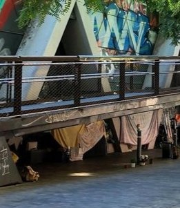 josepmaria's tweet photo. Aquesta és la millor manera d'acabar amb el sensellarisme? 
O forma part de l'operació fred?
#arquitecturahostil
#ningúdormintalcarrer #allotjament #fred #operaciofred #hivern https://t.co/1tWliCs0In