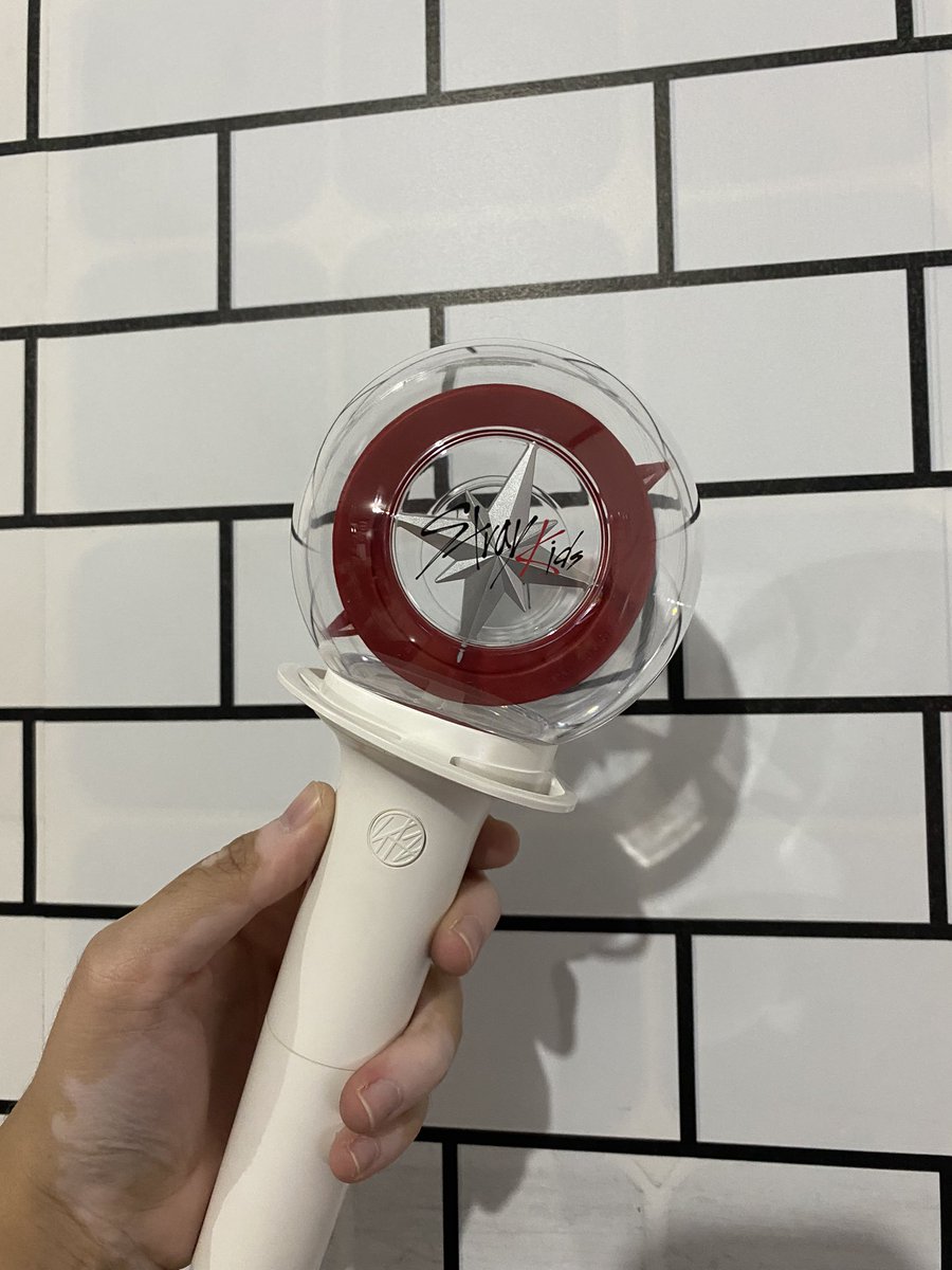 guknoelle's tweet photo. ‼️FOR SALE ‼️
Pre-loved Stray Kids Official Light Stick
Details: 
• Bought in October 2022 on Shopee
• With box (dented when I first received it) 
• ❗️Missing hand strap (i honestly dunno kung where i lost it but i’m still trying to look for it) 
• FREE SHIPPING VIA GGX https://t.co/6MkXKQZDhQ
