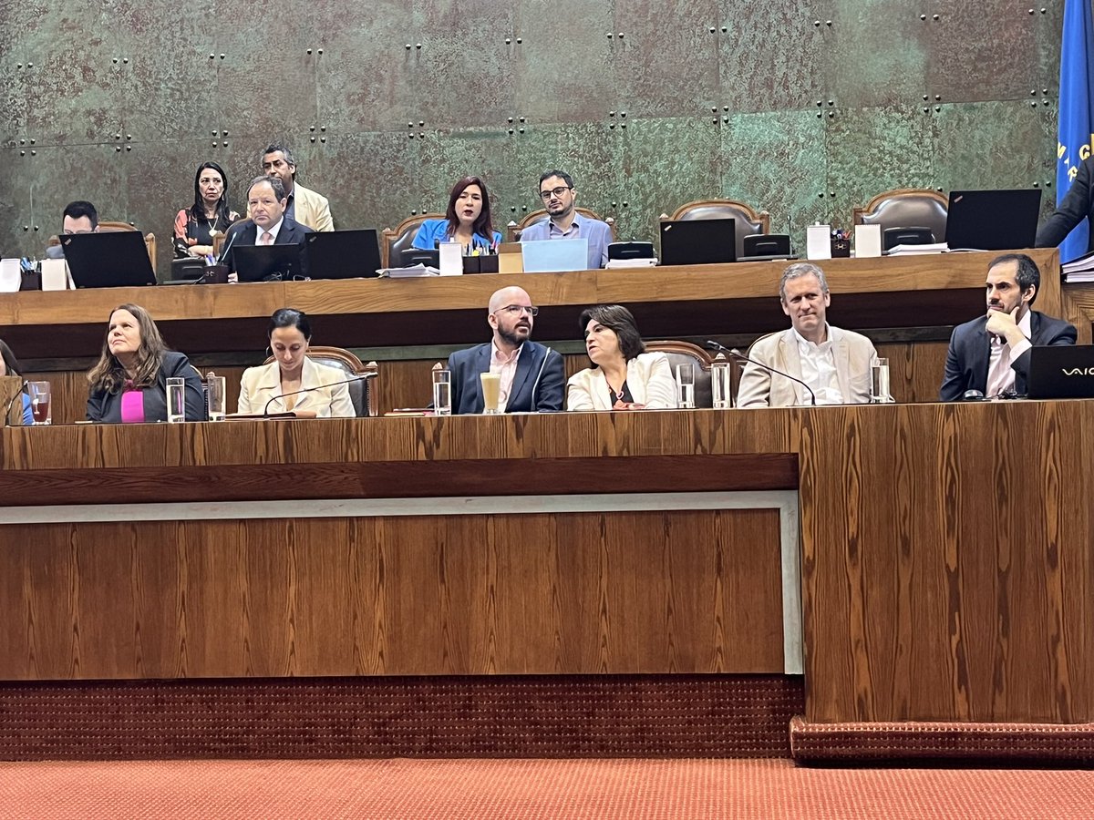carreragonzalo's tweet photo. Ahora en el hemiciclo los ministros Grau, Muñoz, Uriarte y Fernández rodeando a Giorgio, perdiendo el tiempo, mientras la economía se desploma, el transporte sufre atentados, la defensa nacional no tiene inteligencia pero los chilenos los necesitamos trabajando. Todo con tú plata https://t.co/QYjglt0MVH