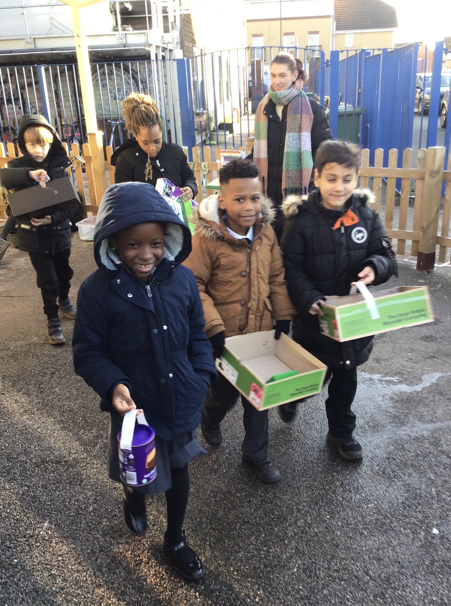 Discovery_Y2's tweet photo. We tested our bags by putting a parcel inside to see if they were strong enough 📦 We also sprinkled water on them to see if they were waterproof 💧 https://t.co/vmNtxYw2iB