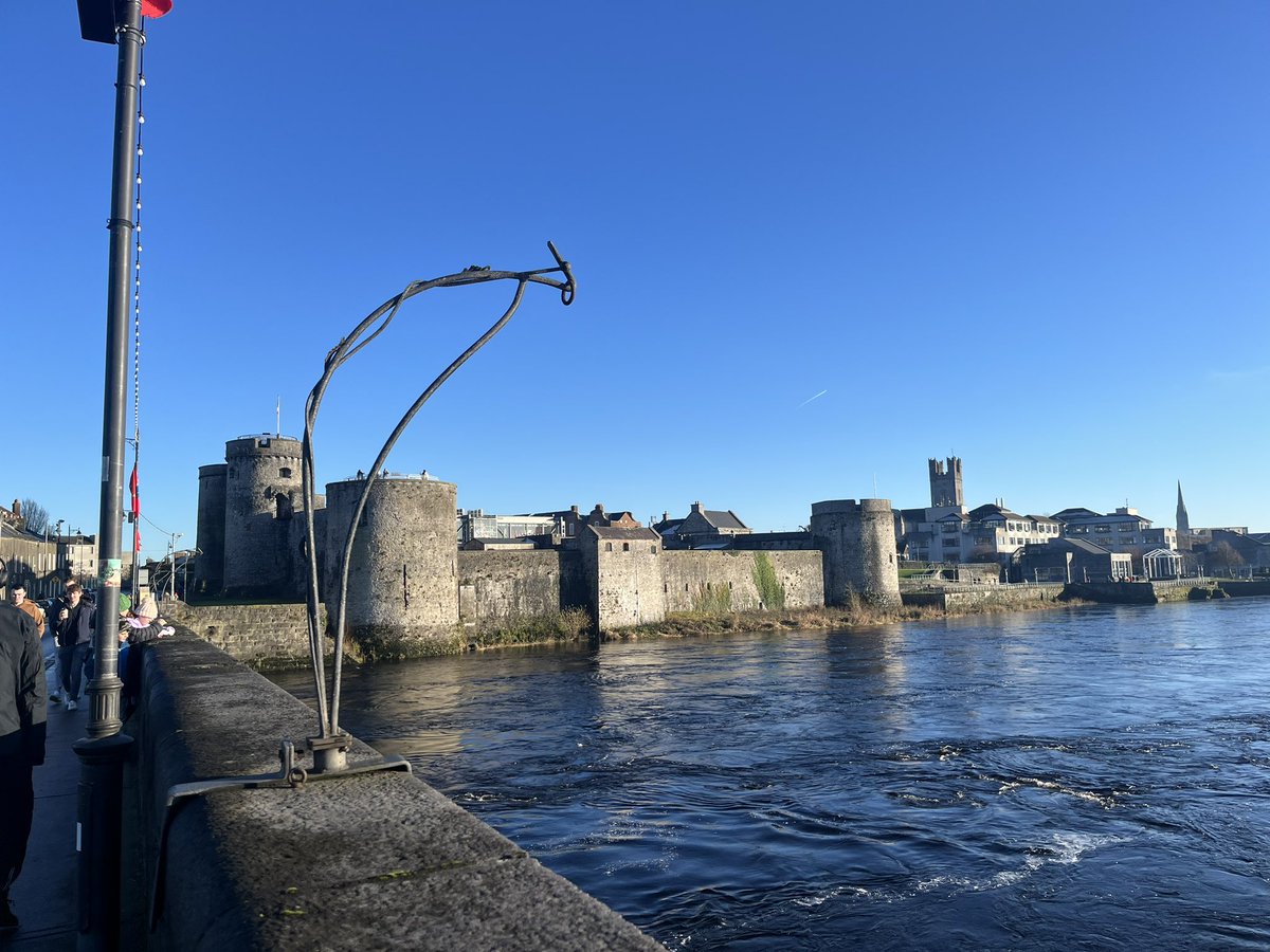 SeanRyanT's tweet image. #100daysofwalking #Limerick #Frosty #Sunshine #StAugustianPlace #MedievalLimerick @Limerick_ie @ limerick.ie/discover/eat-s… 
#dogsoftwitter #RiverShannon #Thursday #photography #January