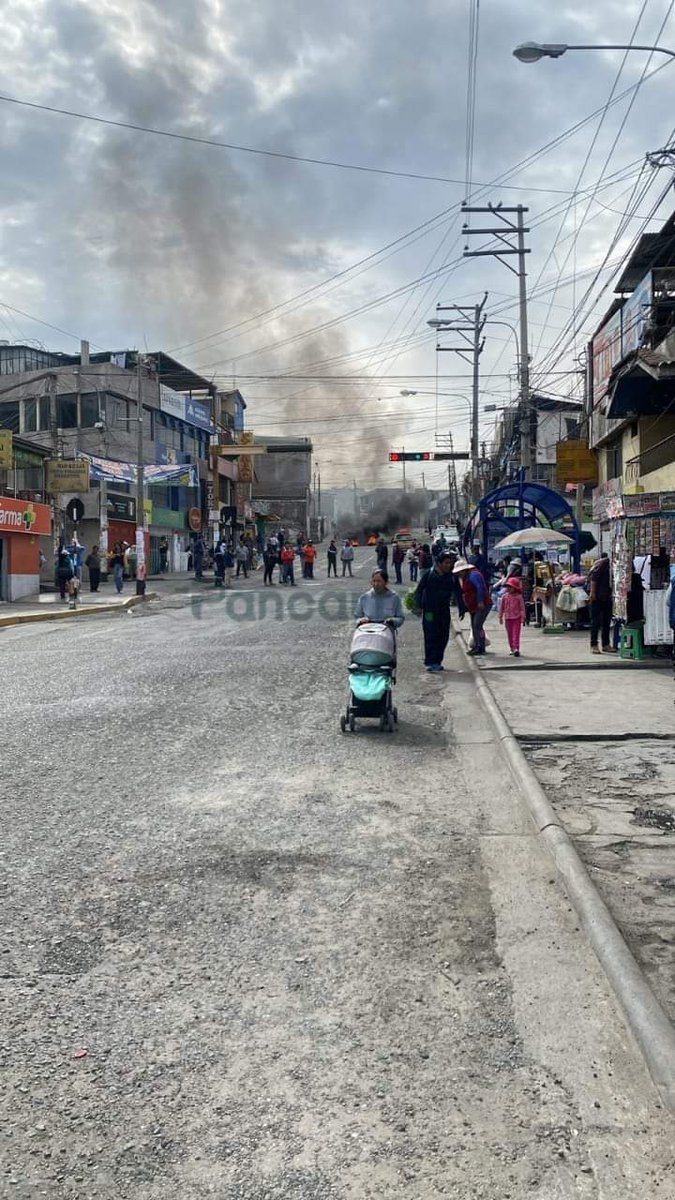 PancartaP's tweet photo. #Arequipa | Manifestantes bloquean vías en el distrito de #Paucarpata a la altura de El Badén y en la avenida Jesús, a la altura del mercado Inmaculada Concepción, cruce de Ciudad Blanca y pueblo joven Israel.

#pancartap #potestas #LoÚltimo #urgente https://t.co/j5WvGIyH46